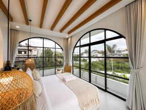 Ένα ή περισσότερα κρεβάτια σε δωμάτιο στο Casa Petak 11 - Luxury Haven with Jacuzzi, Rooftop & Tropical Vibes in Pererenan +83 φωτογραφίες