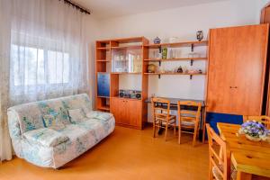 a living room with a couch and a table at Dalle Grotte al Mare in Fontane Bianche