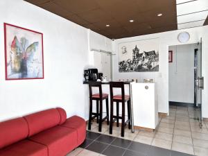 a waiting room with two stools and a counter at Hôtel JurJura in Dole