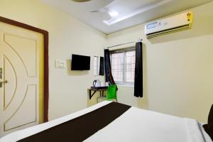 a bedroom with a bed and a window and a door at Super Collection O Gachibowli in Hyderabad +21 photos
