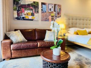 Posezení v ubytování Menlyn Maine Residences - Napoli with king sized bed + 37 fotografií