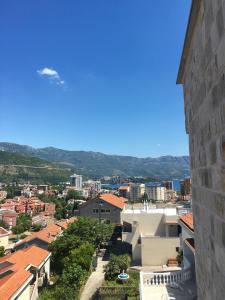 een uitzicht op de stad vanuit een gebouw bij Apartments Popović in Budva