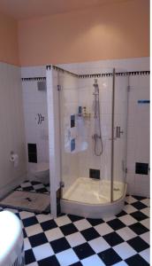 ein Bad mit einer Dusche, einer Badewanne und einem WC in der Unterkunft Apartment Belvedere in Ostrava