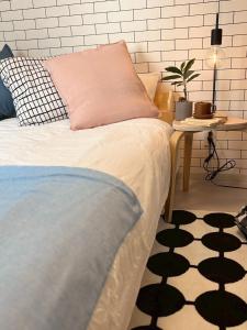 Un dormitorio con una cama y una mesa con una planta en maceta. en ajito s11 市電駅徒歩1分 AC,wifiあり, en Sapporo