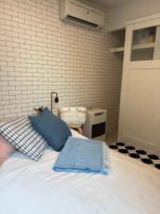 Una cama con dos almohadas azules encima. en ajito s11 市電駅徒歩1分 AC,wifiあり, en Sapporo 18 fotos más