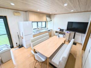 御殿場市にあるGotemba Stay YAKATAのキッチン(ダイニングテーブル、冷蔵庫付)