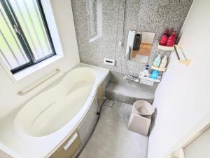 御殿場市にあるGotemba Stay YAKATAのバスルーム(白いバスタブ、窓付) +45枚の写真