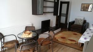 a living room with a table and chairs at Apartament la mare Mamaia Nord in Mamaia Nord