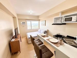 a room with a kitchen and a living room at Heart of CDO Scenic View in Cagayan de Oro