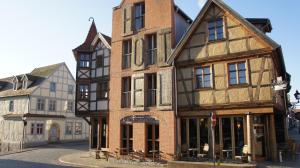 un vieux bâtiment avec un magasin dans une rue dans l'établissement Exempel Schlafstuben und Quartier Langer Hals, à Tangermünde