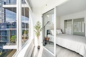 Ένα ή περισσότερα κρεβάτια σε δωμάτιο στο Modern Condo in Downtown Vancouver +9 φωτογραφίες
