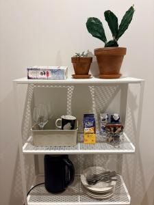 Příslušenství pro přípravu čaje a kávy v ubytování Charming guesthouse with sauna in Helsinki