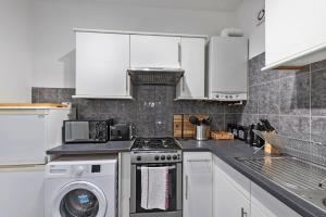 Nhà bếp/bếp nhỏ tại West Ealing Serviced Apts- 2 Bedroom 2 Bath Parking Near Station with Off Street Parking By 360Stays