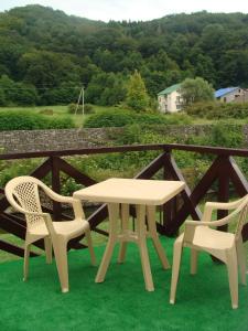 ロオにあるU Alika i Iriny Guest Houseのピクニックテーブル、景色を望むバルコニー(椅子2脚付)