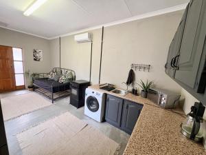 Η κουζίνα ή μικρή κουζίνα στο Stylish One Bedroom Garden Suite
