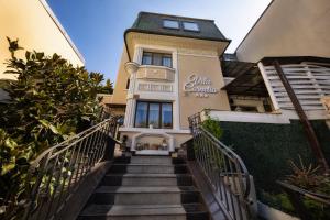 un edificio con scale che lo conducono di Vila Cornelia a Bucarest