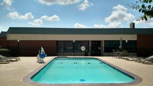 Bazén v ubytování Super 8 by Wyndham Atoka nebo v jeho okolí