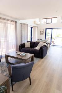 Χώρος καθιστικού στο Corindi Beach House Oceanfront Sleeps 8 Perfect Family Getaway