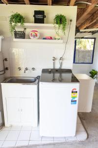 Η κουζίνα ή μικρή κουζίνα στο Corindi Beach House Oceanfront Sleeps 8 Perfect Family Getaway +67 φωτογραφίες