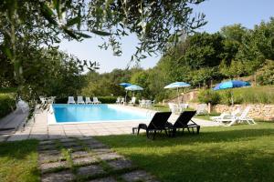 Bazén v ubytování Agriturismo Le Cerinaie nebo v jeho okolí