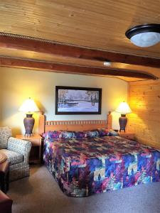 a bedroom with a bed and two lamps and a couch at Z Bar Motel in Buffalo