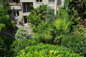 un jardín con plantas y flores frente a un edificio en Cozy studio at the Castle, en Budapest