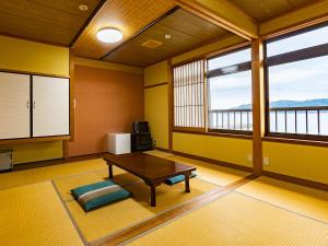 Habitación con mesa y algunas ventanas. en Kurosakisou, en Miyazu 27 fotos más