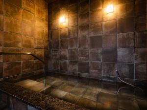 baño con bañera con 2 luces en la pared en Kurosakisou, en Miyazu