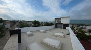 Blick auf ein Dach mit Bänken auf einem Gebäude in der Unterkunft Casa, Habitación, Alojamiento, Estancia- in Chiapa de Corzo