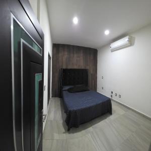 ein Schlafzimmer mit einem Bett in der Mitte eines Zimmers in der Unterkunft Casa, Habitación, Alojamiento, Estancia- in Chiapa de Corzo