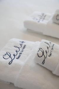 dos toallas con escritura en una mesa en The Leela Resort & Spa Pattaya, en Pattaya central 72 fotos más