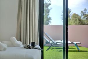 a window with a pair of scissors sitting on a table at Golden dunes villa shakespeare in Caleta De Fuste