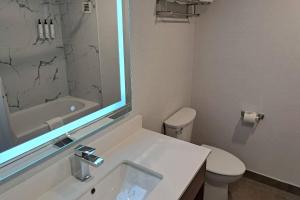 Koupelna v ubytování Comfort Hotel Vancouver Airport + 17 fotografií