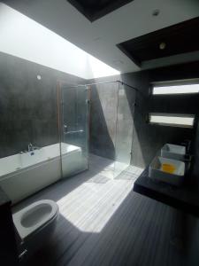 een badkamer met douche, toilet en wastafel bij Sharmila residency in Mahabalipuram