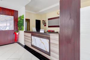 una hall di un hotel con reception di Dancenter Jc Boutique Hotel a Denpasar