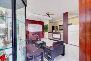 una sala da pranzo con sedie e tavolo di Dancenter Jc Boutique Hotel a Denpasar