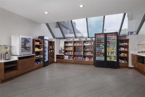 Σούπερ μάρκετ ή άλλα καταστήματα σε αυτό το ξενοδοχείο ή εκεί κοντά