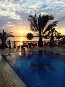 una gran piscina con puesta de sol en el fondo en Almar Lake View Boutique H en Mamaia