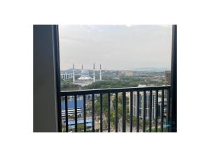 een uitzicht op de stad vanuit een raam van een gebouw bij Alinea BlueView Suites in Shah Alam