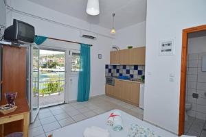 a living room with a kitchen and a balcony at To Pithari in Skala Marion