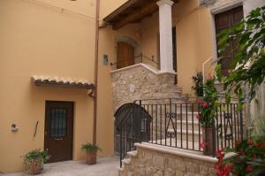 uma casa com um portão e uma varanda em B&B Da Conte al Vicoletto em Fondi