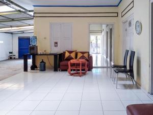 Гостиная зона в RedDoorz Syariah at Griya Soeratin Pacitan