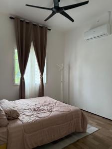 Un pat sau paturi într-o cameră la RUMAH KiTA