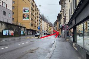 a red arrow on the side of a city street at Schlafmöglichkeit in Luzern