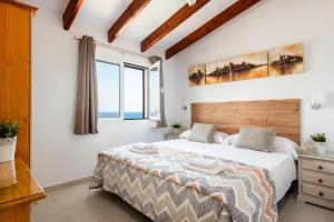 En eller flere senge i et værelse på Villa Vista Mar - Son Bou + 20 billeder