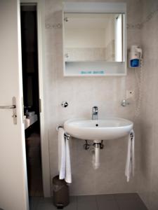un bagno con lavandino e specchio di Locanda Del Conventino a Lugano