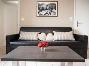 - un salon avec un canapé noir et une table dans l'établissement Locanda Del Conventino, à Lugano