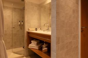ein Badezimmer mit Waschbecken und Dusche in der Unterkunft 9Hotel Chelton in Brüssel + 64 Fotos