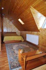 Habitación pequeña con cama y ventana en Pensiunea Lory, en Piatra Neamţ