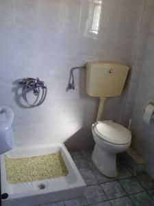a bathroom with a toilet and a bath tub at Isavella Studios in Amoudi